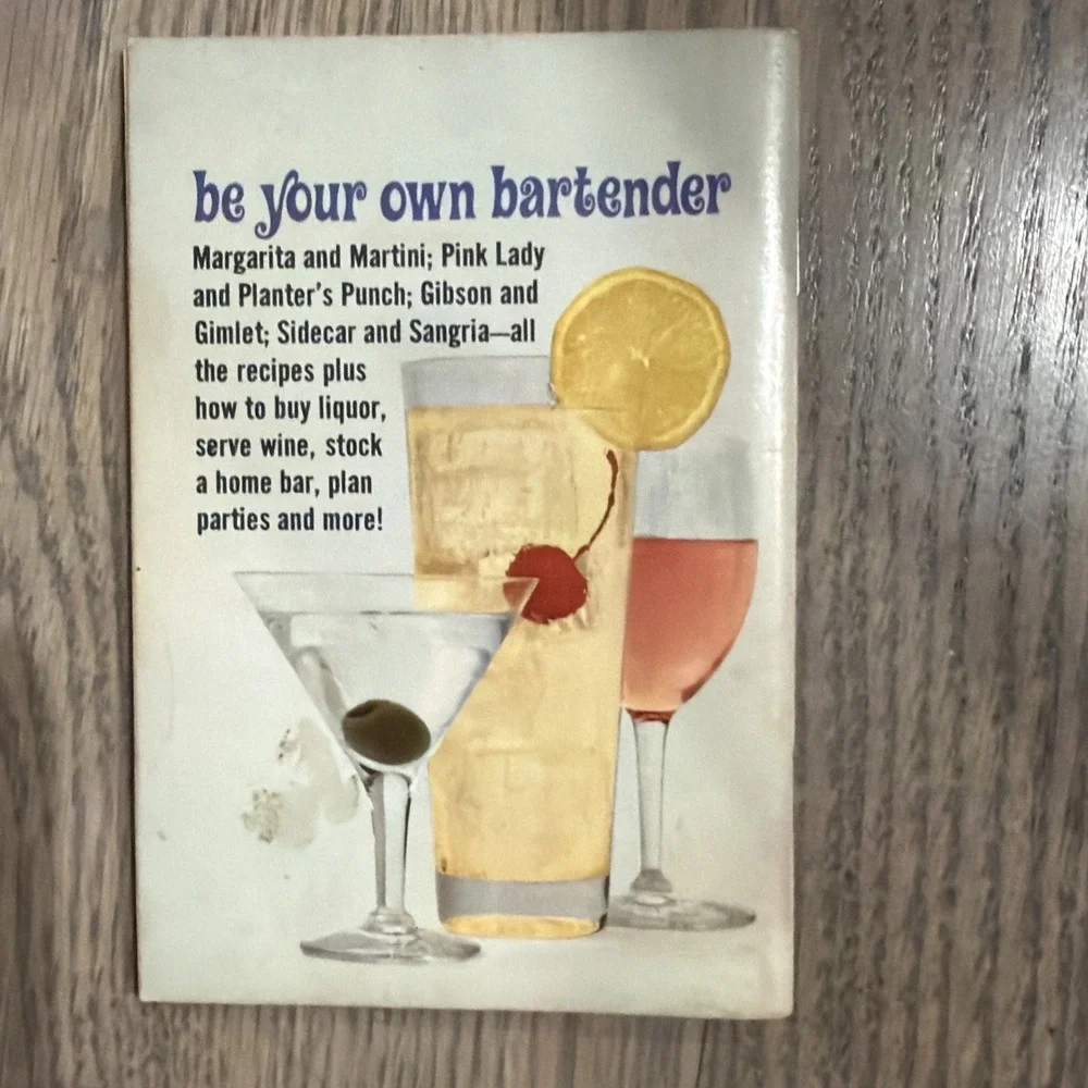 Vintage 1963 Mixing & Serving Drinks Guide Cocktails Recipes‎ Dell Purse Book